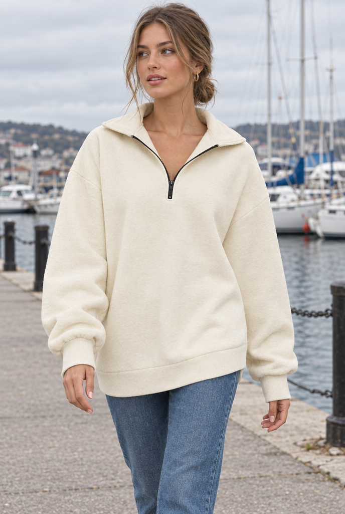 Sweat oversize à col demi-zip — Crème — en situation