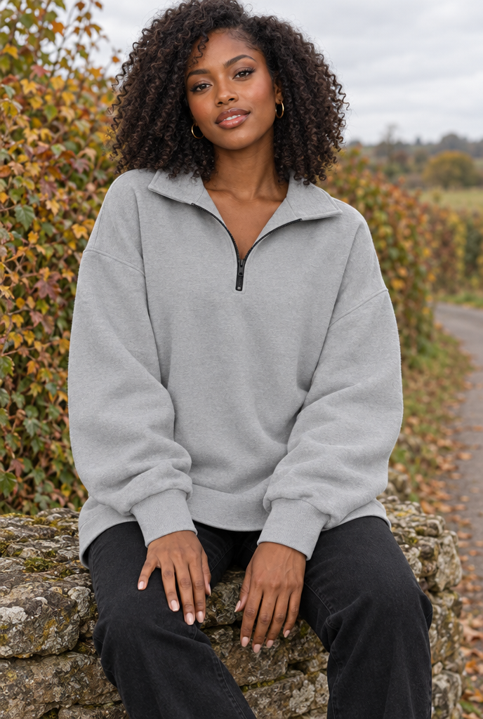 Sweat oversize à col demi-zip — Gris chiné clair — en situation