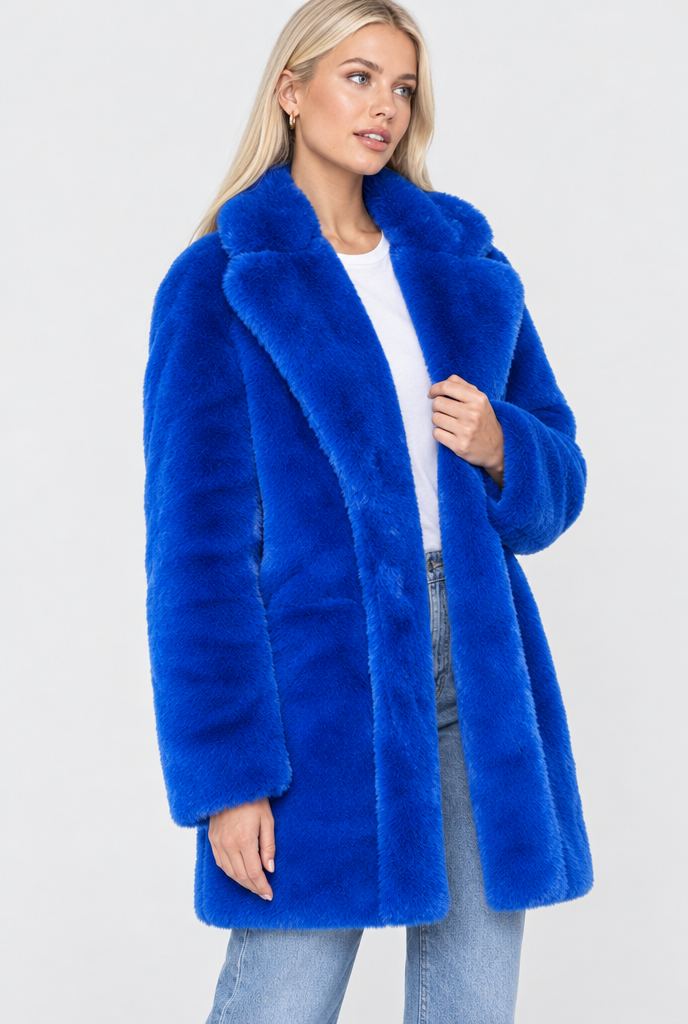 Manteau oversize en fausse fourrure à revers crantés — Cobalt — photo studio