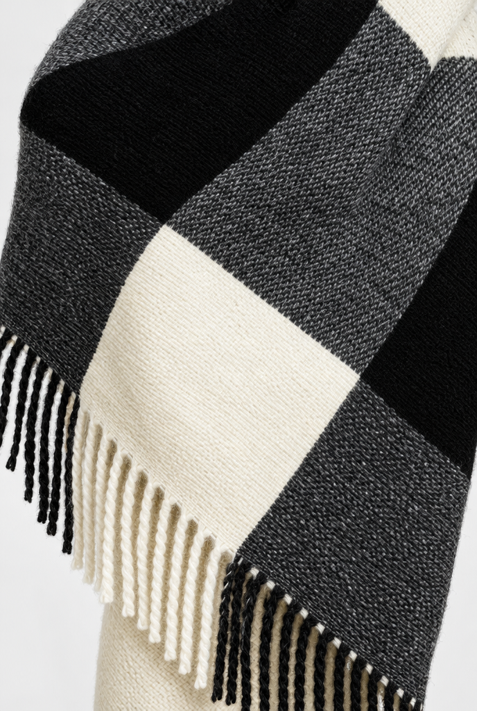 Écharpe plaid à carreaux color block et franges — Noir & ivoire — gros plan matière