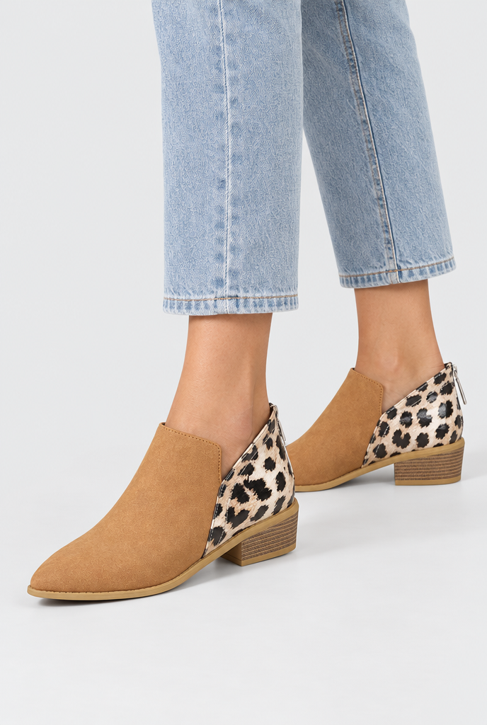 Bottines bout pointu à talon bloc et empiècement léopard — Camel