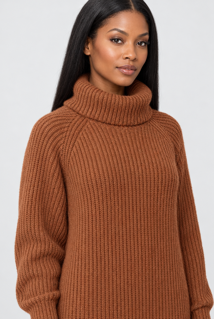 Robe pull longue col roulé en maille côtelée — Caramel — gros plan