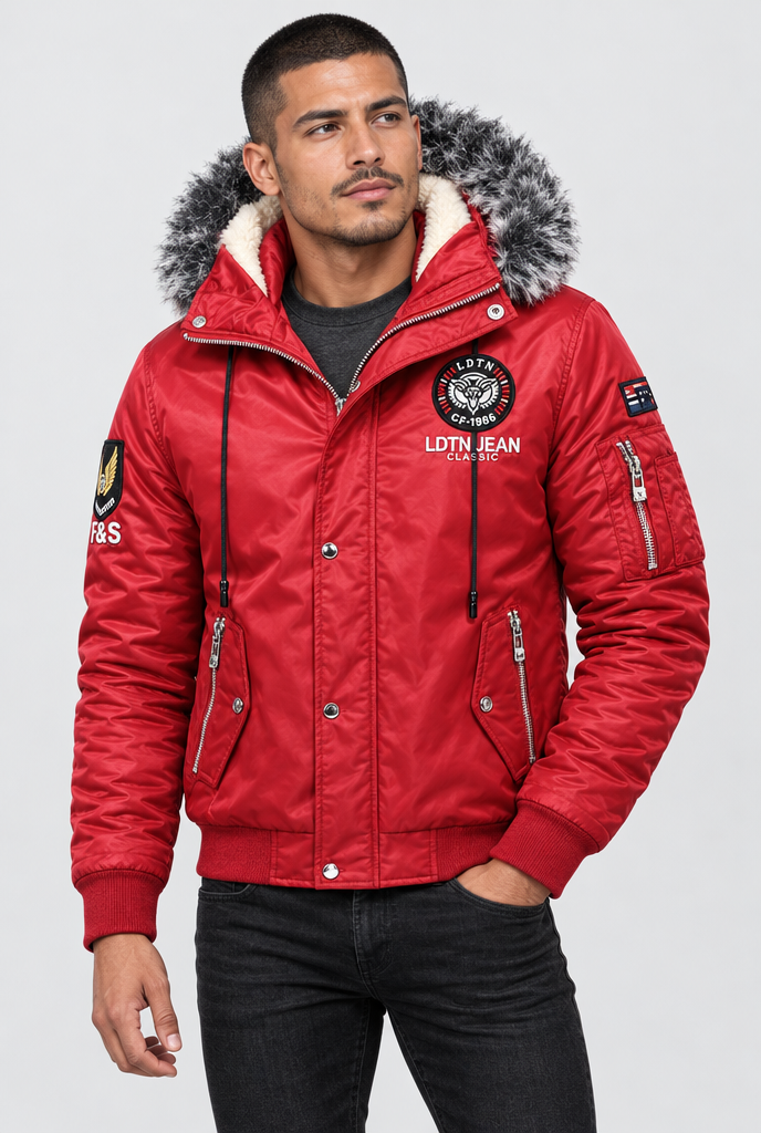 Blouson doublé sherpa à capuche fausse fourrure — Rouge — photo studio