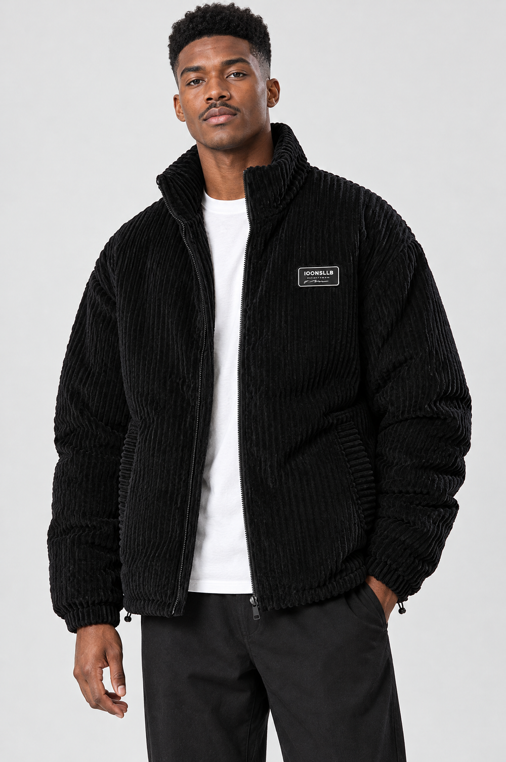 Veste rembourrée en velours côtelé, col montant — Noir — photo studio
