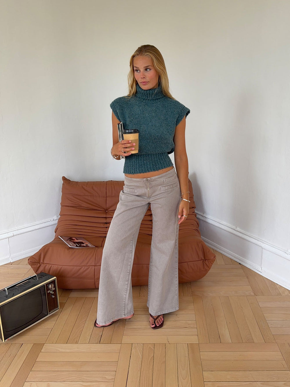 Low-Rise Wide-Leg Jeans in Taupe