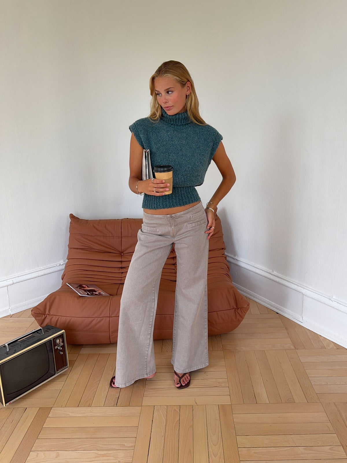 Low-Rise Wide-Leg Jeans in Taupe